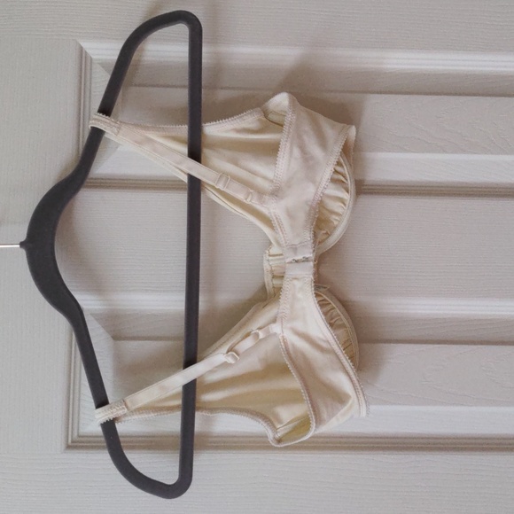 Victoria Secret Creme color underwire Bra - Picture 3 of 3